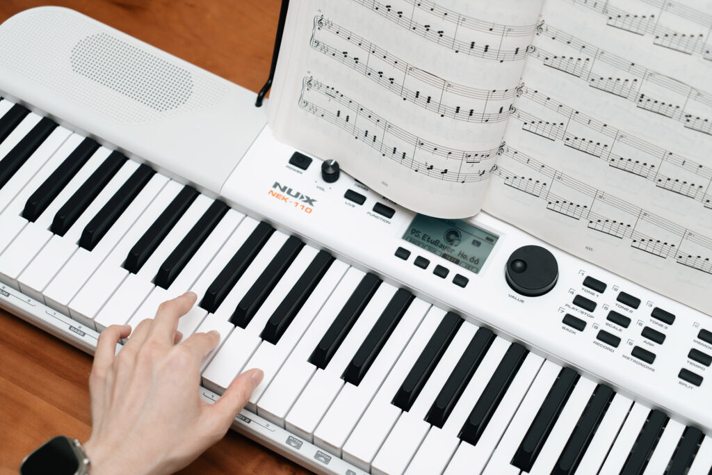 NEK-110-WH Синтезатор, 61 клавиша, автоаккомпанемент, белый, Nux