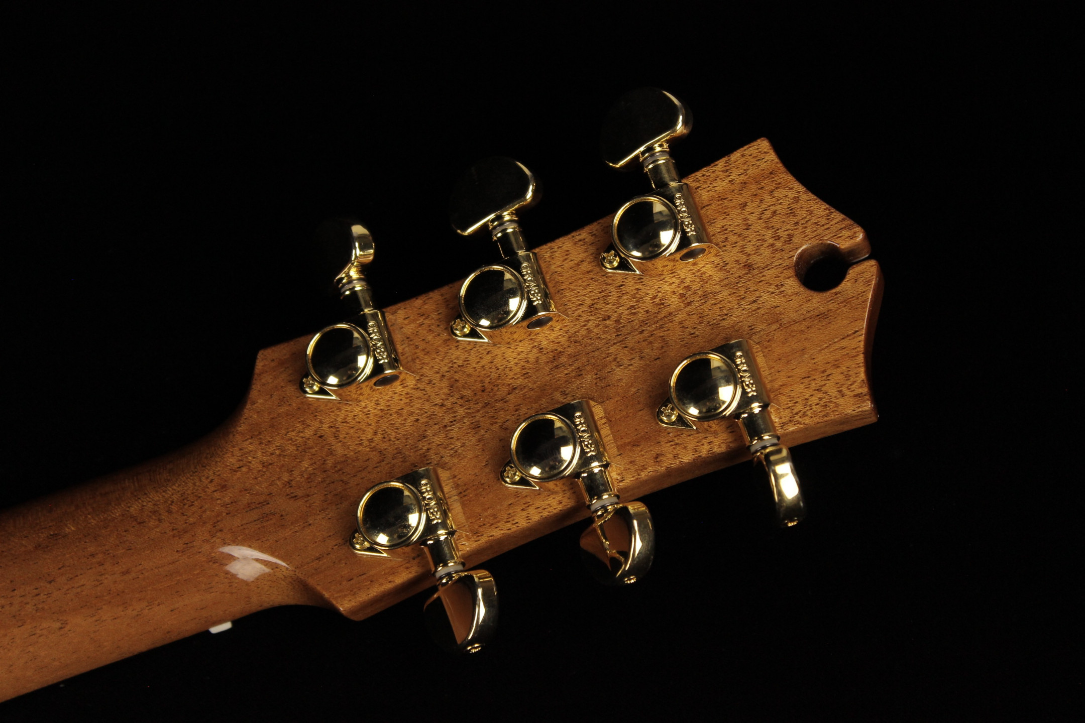 Электроакустическая гитара Maton EM100C