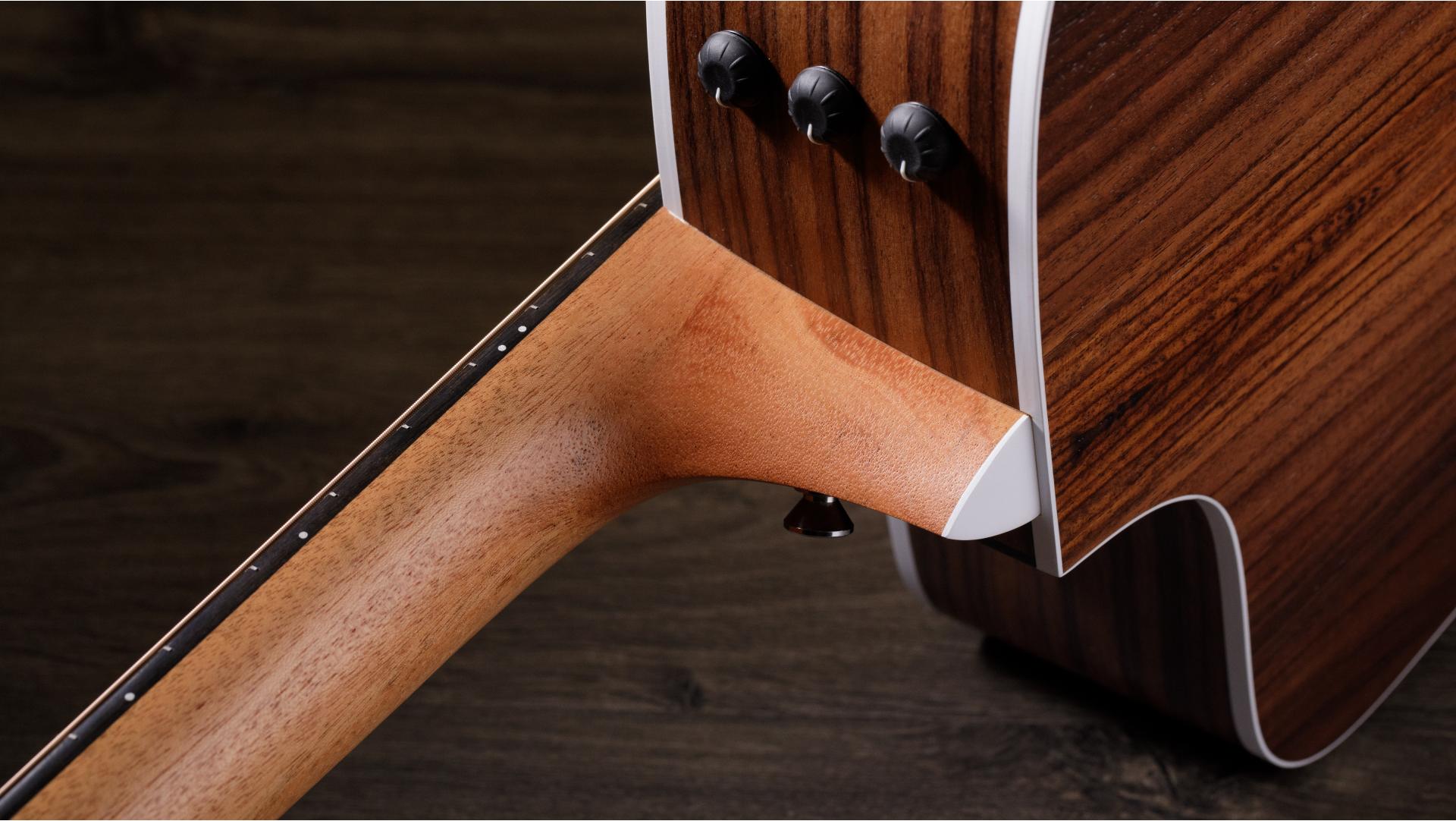 Электроакустическая гитара Taylor 210ce