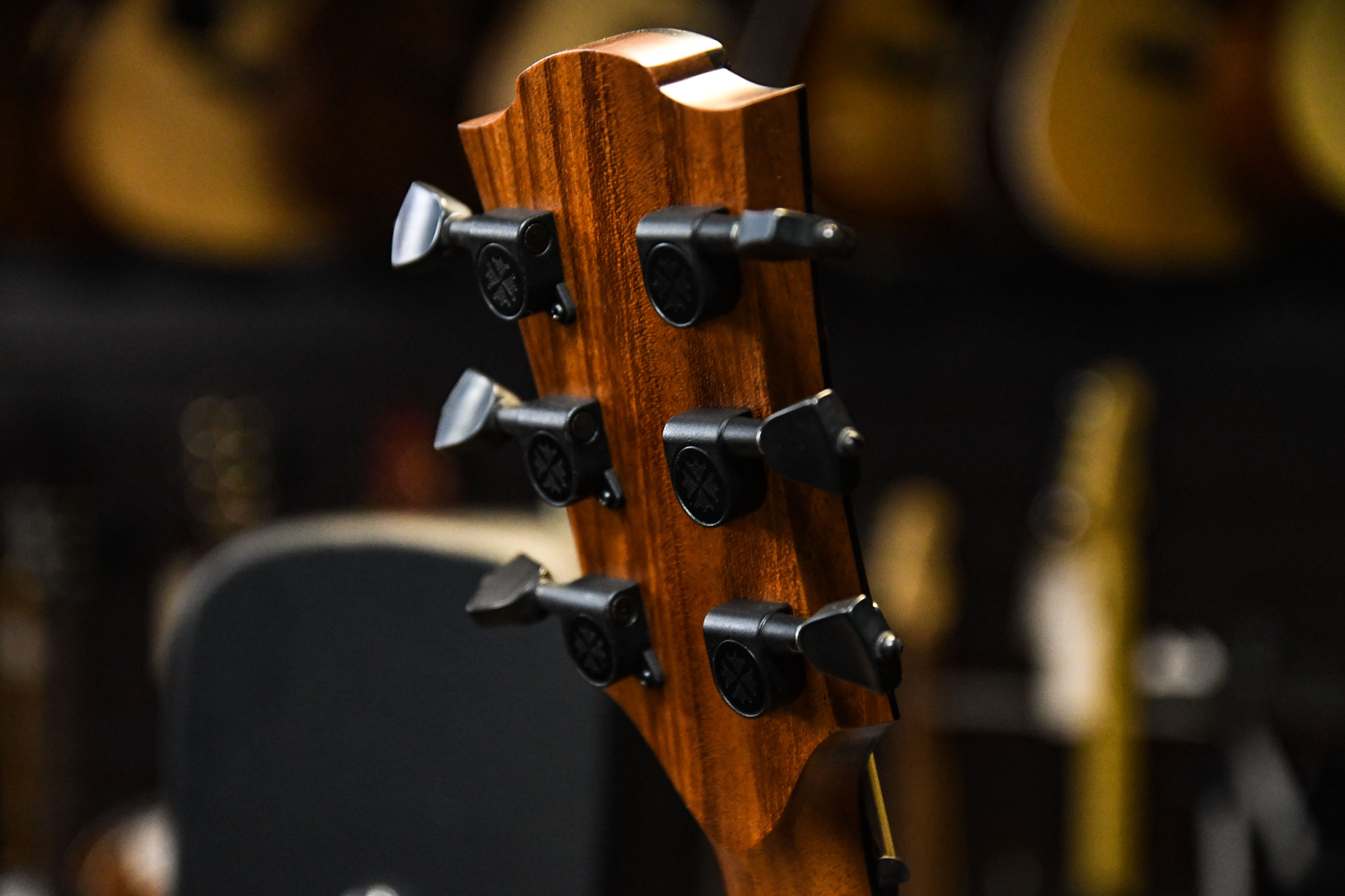 Электроакустическая гитара LAG T-118D CE