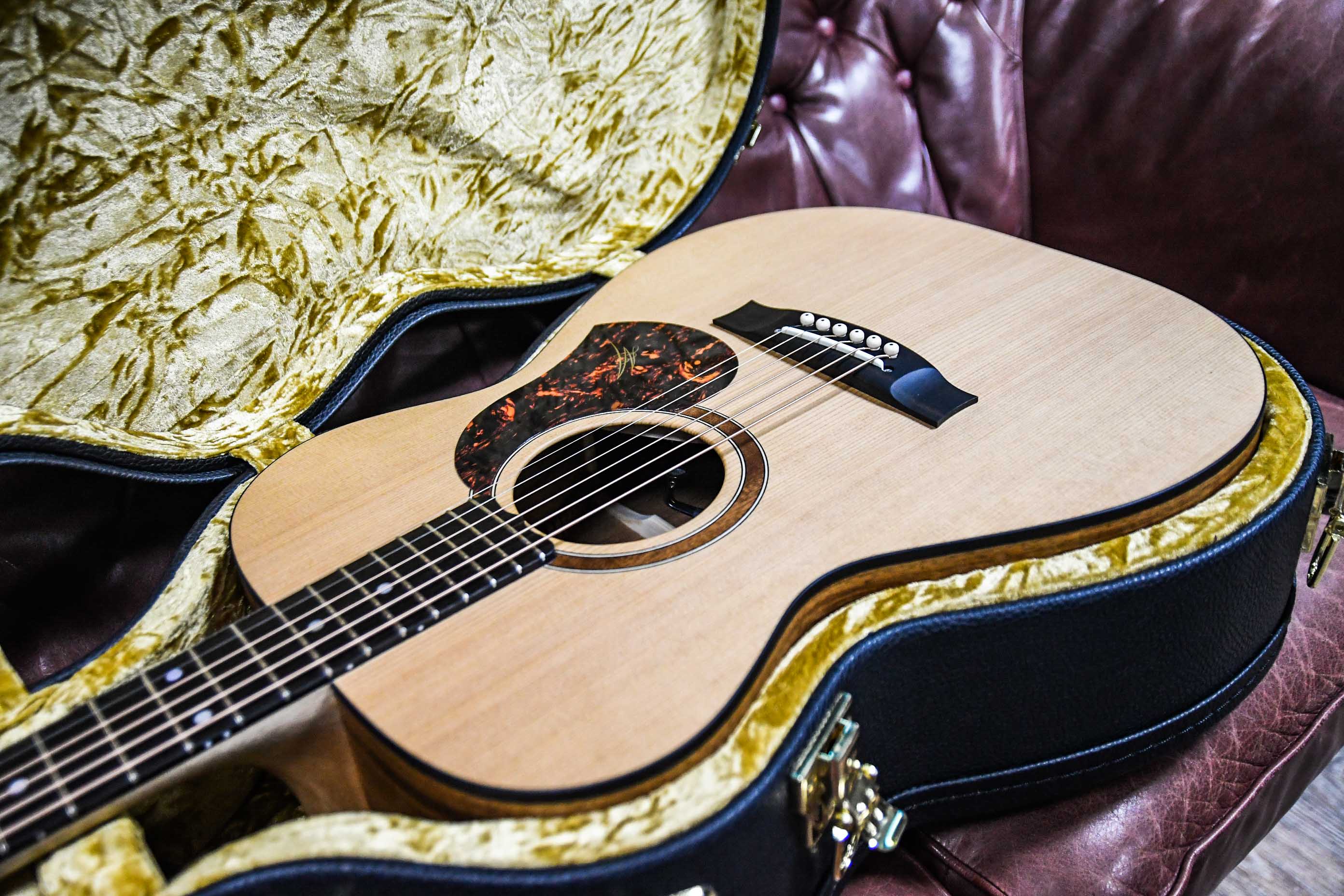 Электроакустическая гитара Maton SRS808