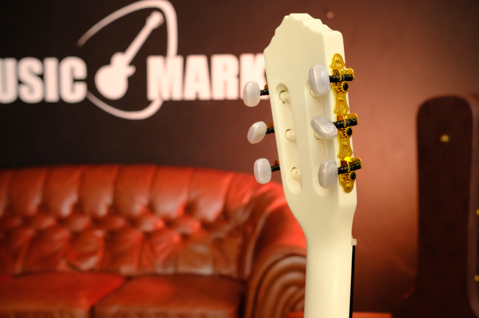 Классическая гитара с подключением Ortega RCE145WH Family Series Pro