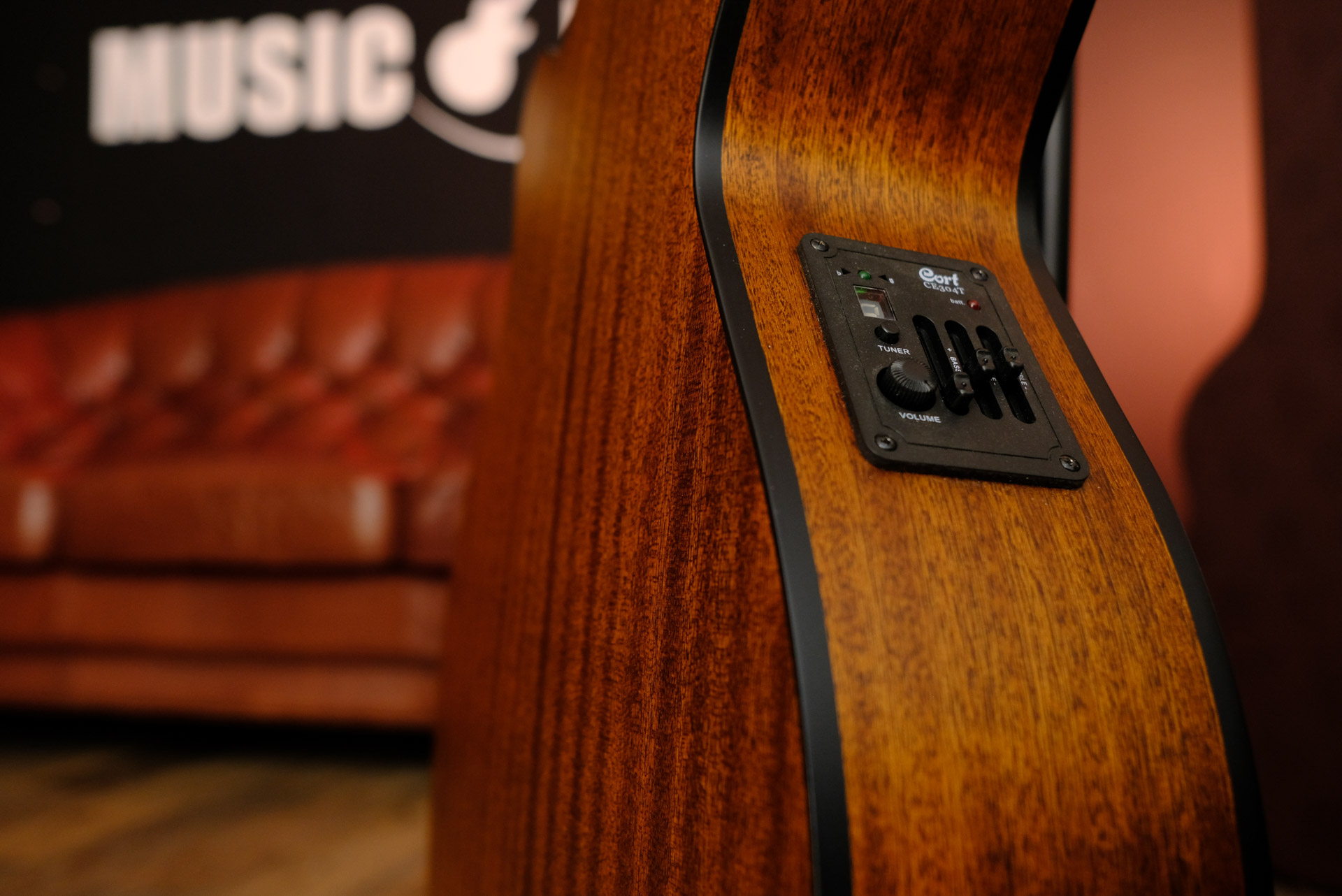 Классическая гитара со звукоснимателем Cort CEC3-NS Classic Series